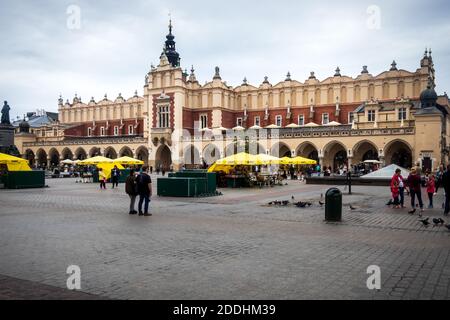 Cloth Hall in una mattinata piovosa nella piazza principale di Cracovia, Polonia. Foto Stock