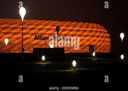 25 novembre 2020, Baviera, Monaco di Baviera: L'Allianz Arena si illumina in arancione prima della partita della Champions League tra l'FC Bayern Monaco e l'RB Salzburg. Il campione tedesco di calcio da record vuole sostenere l'iniziativa 'ZONTA dice DI NO? E dare l'esempio contro la violenza contro le donne e le ragazze. Il 25.11.2020 è la Giornata internazionale contro la violenza contro le donne. Foto: Sven Hoppe/dpa Foto Stock