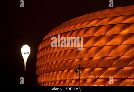 25 novembre 2020, Baviera, Monaco di Baviera: L'Allianz Arena si illumina in arancione prima della partita della Champions League tra l'FC Bayern Monaco e l'RB Salzburg. Il campione tedesco di calcio da record vuole sostenere l'iniziativa 'ZONTA dice DI NO? E dare l'esempio contro la violenza contro le donne e le ragazze. Il 25.11.2020 è la Giornata internazionale contro la violenza contro le donne. Foto: Sven Hoppe/dpa Foto Stock