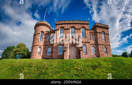 Castello di Inverness su una collina verde Foto Stock