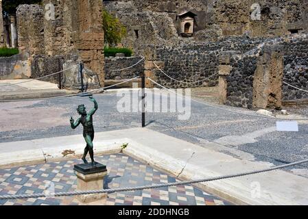 Statua di bronzo danzante faun scavi archeologici Pompei Italia Foto Stock