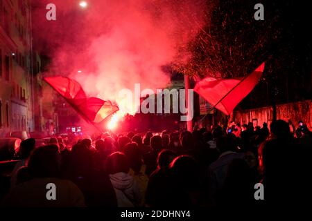 Roma, Roma, Italia. 25 Nov 2020. La processione degli studenti si svolge nel quartiere di San Lorenzo. Credit: Luigi vantaggiato/ZUMA Wire/Alamy Live News Foto Stock