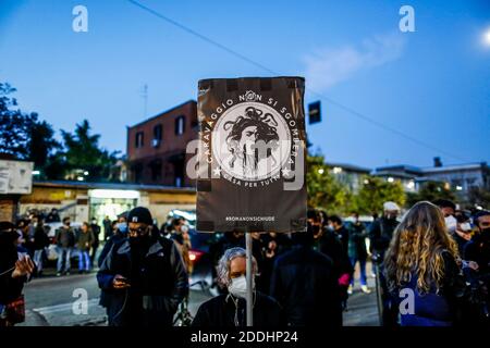 Roma, Roma, Italia. 25 Nov 2020. La processione degli studenti si svolge nel quartiere di San Lorenzo. Credit: Luigi vantaggiato/ZUMA Wire/Alamy Live News Foto Stock