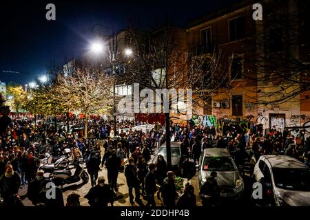 Roma, Roma, Italia. 25 Nov 2020. La processione degli studenti si svolge nel quartiere di San Lorenzo. Credit: Luigi vantaggiato/ZUMA Wire/Alamy Live News Foto Stock