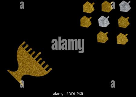Golden glitter menorah e Dreidel girando top isolato su nero. Immagine della vacanza ebraica Hanukkah. Foto Stock