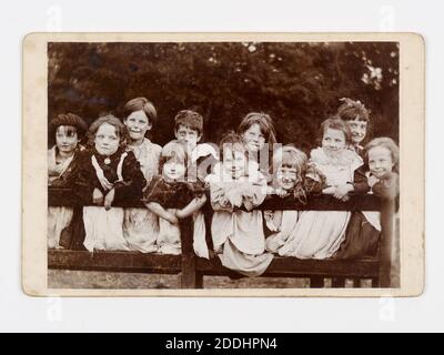 Photography, Pearson's Fresh Air Fund, 1920-1940, una delle fotografie relative al Fund di Pearson. Il Fresh Air Fund di Pearson è stato un'associazione di beneficenza nazionale che ha organizzato gite giornaliere e vacanze in campagna per i bambini della città povera. La filiale di Birmingham ha organizzato vacanze in luoghi come Lickeys, Rubery e Sutton. Le gite giornaliere sono andate in tram da Suffolk St. Oltre 900 bambini hanno preso parte ad ogni gita di un giorno, le etichette hanno aiutato gli organizzatori a identificare tutti i partecipanti., storia sociale, 20 ° secolo, Bianco e nero, fotografia, Donna, Bambino, maschio, storia di Birmingham, campo Foto Stock