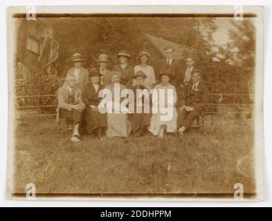 Photography, Pearson's Fresh Air Fund, 1920-30, una delle fotografie relative al Fund di Pearson. Gruppo di organizzatori o membri del comitato raffigurato a 'The Beeches', Bournville. Il Fresh Air Fund di Pearson è stato un'associazione di beneficenza nazionale che ha organizzato gite giornaliere e vacanze in campagna per i bambini della città povera. La filiale di Birmingham ha organizzato vacanze in luoghi come Lickeys, Rubery e Sutton. Le gite di un giorno sono andate in tram da Suffolk St. Oltre 900 bambini hanno preso parte ad ogni gita di un giorno, le etichette hanno aiutato gli organizzatori a identificare tutti i partecipanti Foto Stock