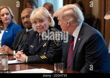 Chester County, Pa Sheriff Carolyn "Bunny" Welsh(2nd right) partecipa a una tavola rotonda sulla sicurezza delle frontiere e le comunità sicure ospitata dal presidente degli Stati Uniti Donald J. Trump, 11 gennaio 2019 alla Casa Bianca di Washington, DC. Lo sceriffo ora ritirato è stato accusato di furto e di diversione dei servizi in un presunto programma di addebitare ai contribuenti il lavoro volontario che ha beneficiato di un'unità K-9 nella contea di Chester il 24 novembre 2020. Credito: Chris Kleponis/Pool via CNP | utilizzo in tutto il mondo Foto Stock