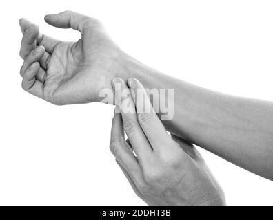 chiudi le mani della donna controllando l'impulso della frequenza cardiaca sul polso, isolato su sfondo bianco Foto Stock