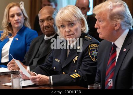 Chester County, Pa Sheriff Carolyn "Bunny" Welsh(2nd right) partecipa a una tavola rotonda sulla sicurezza delle frontiere e le comunità sicure ospitata dal presidente degli Stati Uniti Donald J. Trump, 11 gennaio 2019 alla Casa Bianca di Washington, DC. Lo sceriffo ora ritirato è stato accusato di furto e di diversione dei servizi in un presunto programma di addebitare ai contribuenti il lavoro volontario che ha beneficiato di un'unità K-9 nella contea di Chester il 24 novembre 2020. Credito: Chris Kleponis/Pool via CNP | utilizzo in tutto il mondo Foto Stock