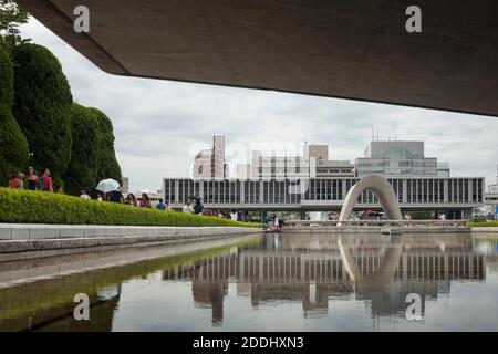 Vista orizzontale dello Stagno della Pace con il Museo Memoriale della Pace di Hiroshima sullo sfondo, Parco Memoriale della Pace, Hiroshima, Giappone Foto Stock