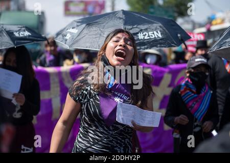 La Paz, Bolivia. 25 Nov 2020. Una donna che indossa un protettore per bocca e naso con le parole 'Giustizia, ora!' Grida slogan durante una protesta in occasione della Giornata internazionale contro la violenza contro le donne. Credit: Radoslaw Czajkowski/dpa/Alamy Live News Foto Stock