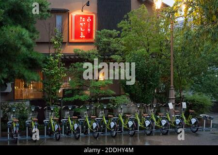 Vista orizzontale di un parcheggio per biciclette a noleggio a Higashi-chaga-gai, il quartiere Geisha, Kanazawa, Giappone Foto Stock