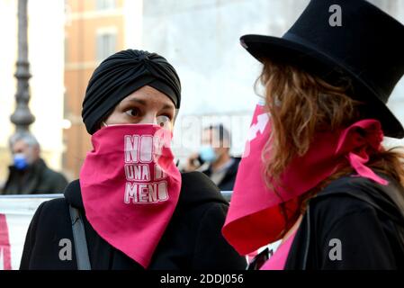 Roma, Italia. 25 Nov 2020. In Doto due dimostranti credito: Agenzia fotografica indipendente / Alamy Live News Foto Stock