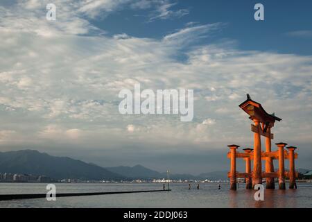 Vista orizzontale dei torii galleggianti di Itsukushima- jinja nella Baia di Hiroshima all'alta marea, Miyajima, Isola di Itsukushima, Giappone Foto Stock