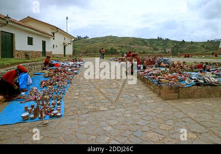 Impressionante mercato tradizionale presso la piazza Hilltop Town di Chinchero Village, Cuzco Regione, Perù Foto Stock