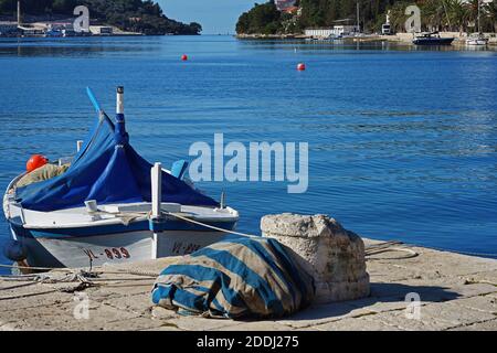 Barca ormeggiata a vela Luka sull'isola di Korcula (Croazia). Foto Stock