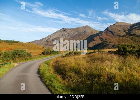 Il Munro Beinn Sgrithall visto dal villaggio di Arnisdale sulla costa occidentale della Scozia. Foto Stock