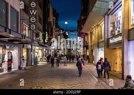 Maschera obbligatoria nella zona pedonale di Dortmund, molto frequentata Foto Stock