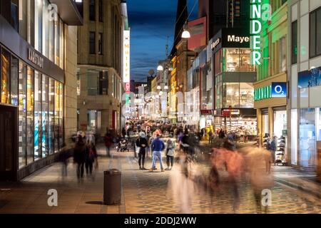 Maschera obbligatoria nella zona pedonale di Dortmund, molto frequentata Foto Stock