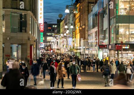 Maschera obbligatoria nella zona pedonale di Dortmund, molto frequentata Foto Stock