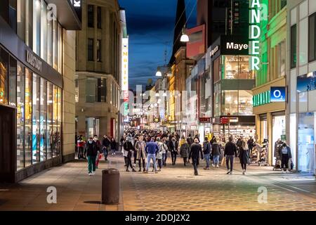 Maschera obbligatoria nella zona pedonale di Dortmund, molto frequentata Foto Stock