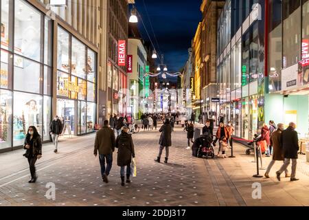 Maschera obbligatoria nella zona pedonale di Dortmund, molto frequentata Foto Stock