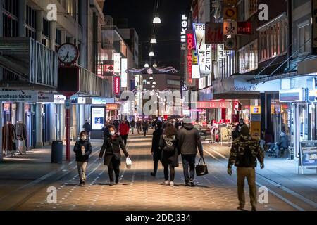 Maschera obbligatoria nella zona pedonale di Dortmund, molto frequentata Foto Stock