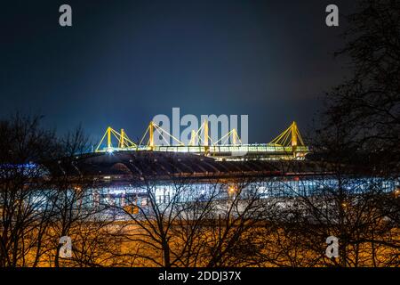 WestfalenStadium di BVB Dortmund, senza spettatori durante una partita in casa nel tempo di Corona Foto Stock