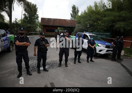 Buenos Aires, Argentina. 25 Nov 2020. Gli ufficiali di polizia si trovano al di fuori della residenza della leggenda del calcio argentino Diego Maradona nel distretto di Tigre, nella periferia settentrionale di Buenos Aires, Argentina, il 25 novembre 2020. Maradona morì all'età di 60 anni il mercoledì di un attacco di cuore nella sua casa nel distretto di Tigre, fonti confermate a Xinhua. Credit: Martin Zabala/Xinhua/Alamy Live News Foto Stock