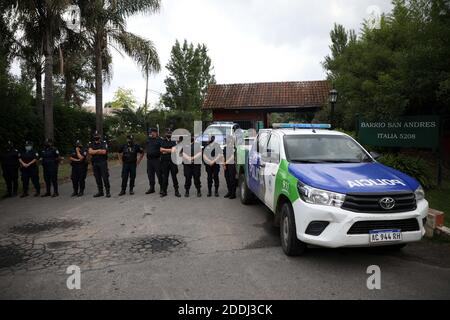 Buenos Aires, Argentina. 25 Nov 2020. Gli ufficiali di polizia si trovano al di fuori della residenza della leggenda del calcio argentino Diego Maradona nel distretto di Tigre, nella periferia settentrionale di Buenos Aires, Argentina, il 25 novembre 2020. Maradona morì all'età di 60 anni il mercoledì di un attacco di cuore nella sua casa nel distretto di Tigre, fonti confermate a Xinhua. Credit: Martin Zabala/Xinhua/Alamy Live News Foto Stock