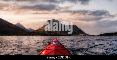 Kayak nel lago Glacier circondato dalle splendide Montagne Rocciose canadesi Montagna Foto Stock