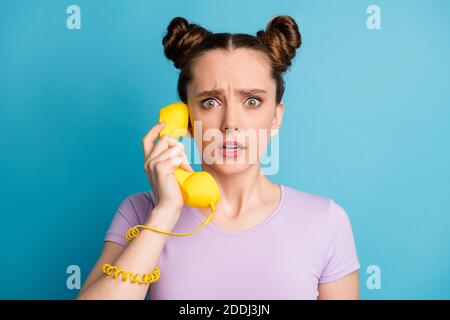 Foto closeup di una signora abbastanza terrorizzata due grappoli tenere il cavo telefono cellulare parlare amici ascoltare cattive notizie perdente usura t-shirt viola casual Foto Stock