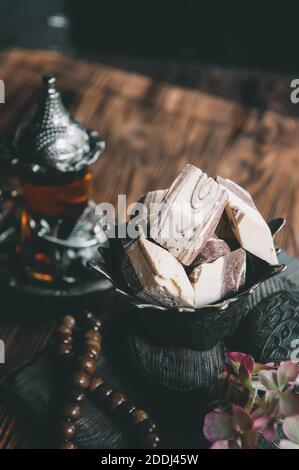Halva fatto da semi di girasole su un tavolo di legno primo piano, fuoco selettivo. Dolci nazionali orientali all'interno di una festa del tè orientale. Foto Stock