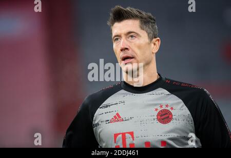 Monaco, Germania. 25 Nov 2020. Calcio: Champions League, FC Bayern Monaco di Baviera - RB Salzburg, stadio di gruppo, gruppo A, 4° incontro nell'Allianz Arena. Robert Lewandowski di Monaco si sta riscaldando. Credit: Sven Hoppe/dpa/Alamy Live News Foto Stock