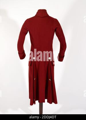 Camice da uomo, cappotto in tessuto Crimson del XVIII secolo con colletto a girello e bottoni per madre o perla., tessuti, tessuto, Abbigliamento, Cappotto, Costume, Moda Foto Stock