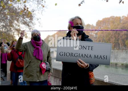 Roma, Italia. 25 Nov 2020. Manifestanti legati con fucsia thread Credit: Independent Photo Agency/Alamy Live News Foto Stock