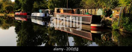 Narrwboats sul fiume Bulbourne, Bourne End villaggio, Hemel Hempstead città, Hertfordshire County, Inghilterra Foto Stock