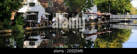 Il pub Three Horseshoes, sul fiume Bulbourne, Bourne End villaggio, Hemel Hempstead città, Hertfordshire County, Inghilterra Foto Stock