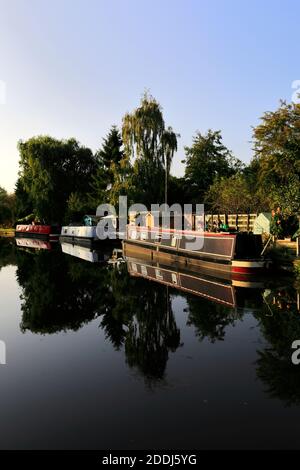 Narrwboats sul fiume Bulbourne, Bourne End villaggio, Hemel Hempstead città, Hertfordshire County, Inghilterra Foto Stock