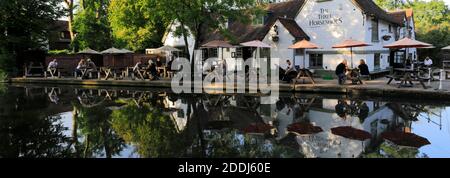 Il pub Three Horseshoes, sul fiume Bulbourne, Bourne End villaggio, Hemel Hempstead città, Hertfordshire County, Inghilterra Foto Stock