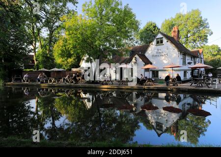 Il pub Three Horseshoes, sul fiume Bulbourne, Bourne End villaggio, Hemel Hempstead città, Hertfordshire County, Inghilterra Foto Stock