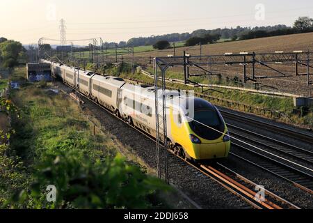 A Pendalino classe 390, Avanti West Coast treno vicino Berkhamsted città, West Coast Main Line, Hertfordshire County, Inghilterra Foto Stock