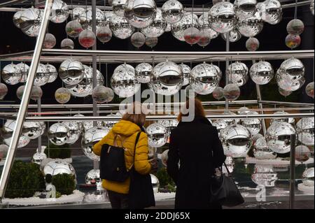 Persone che ammirano il terrarium Christmas Tree installazione da parte dei Botanical Boys in Coal Drops Yard, King's Cross, Londra. Foto Stock