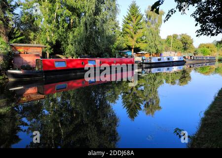 Narrwboats sul fiume Bulbourne, Bourne End villaggio, Hemel Hempstead città, Hertfordshire County, Inghilterra Foto Stock