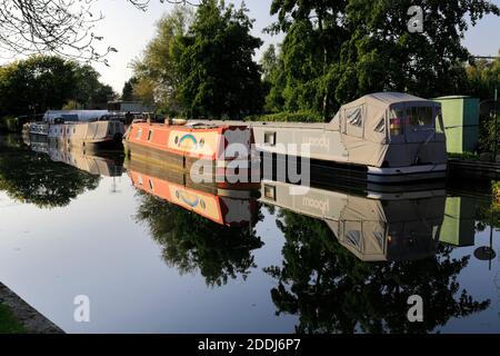 Narrwboats sul fiume Bulbourne, Bourne End villaggio, Hemel Hempstead città, Hertfordshire County, Inghilterra Foto Stock