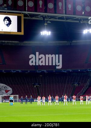 AMSTERDAM, PAESI BASSI - 25 NOVEMBRE: 1 minuto di silenzio di Diego Armando Maradona durante la partita della UEFA Champions League tra Ajax e Midtjylland alla Johan Cruijff Arena il 25 novembre 2020 ad Amsterdam, Paesi Bassi (Foto di Gerrit van Keulen/Orange Pictures) Foto Stock