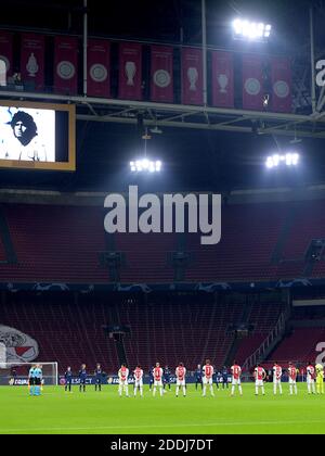 AMSTERDAM, PAESI BASSI - 25 NOVEMBRE: 1 minuto di silenzio di Diego Armando Maradona durante la partita della UEFA Champions League tra Ajax e Midtjylland alla Johan Cruijff Arena il 25 novembre 2020 ad Amsterdam, Paesi Bassi (Foto di Gerrit van Keulen/Orange Pictures) Foto Stock