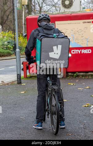 un deliveroo ciclista in attesa di un ordine. Foto Stock