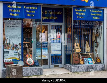 un negozio di strumenti musicali di alta strada o un negozio che vende una varietà di chitarre per la creazione di musica e vari strumenti. Foto Stock